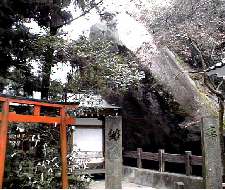 高さ１８�b、長さ１５�bの舟形巨岩を御神体として祀る磐船神社
