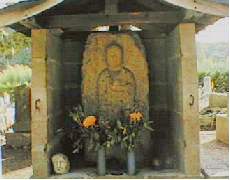 弘安地蔵・大阪府最古の年号のある弘安四年(1281）の石地蔵がブロックの中に祀られている