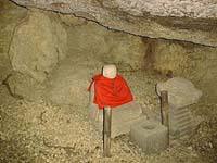 獅子窟の奥にある、弘法大師の石造